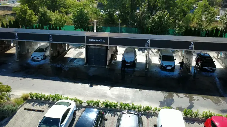 Umývacie boxy s vozidlami a parkovisko